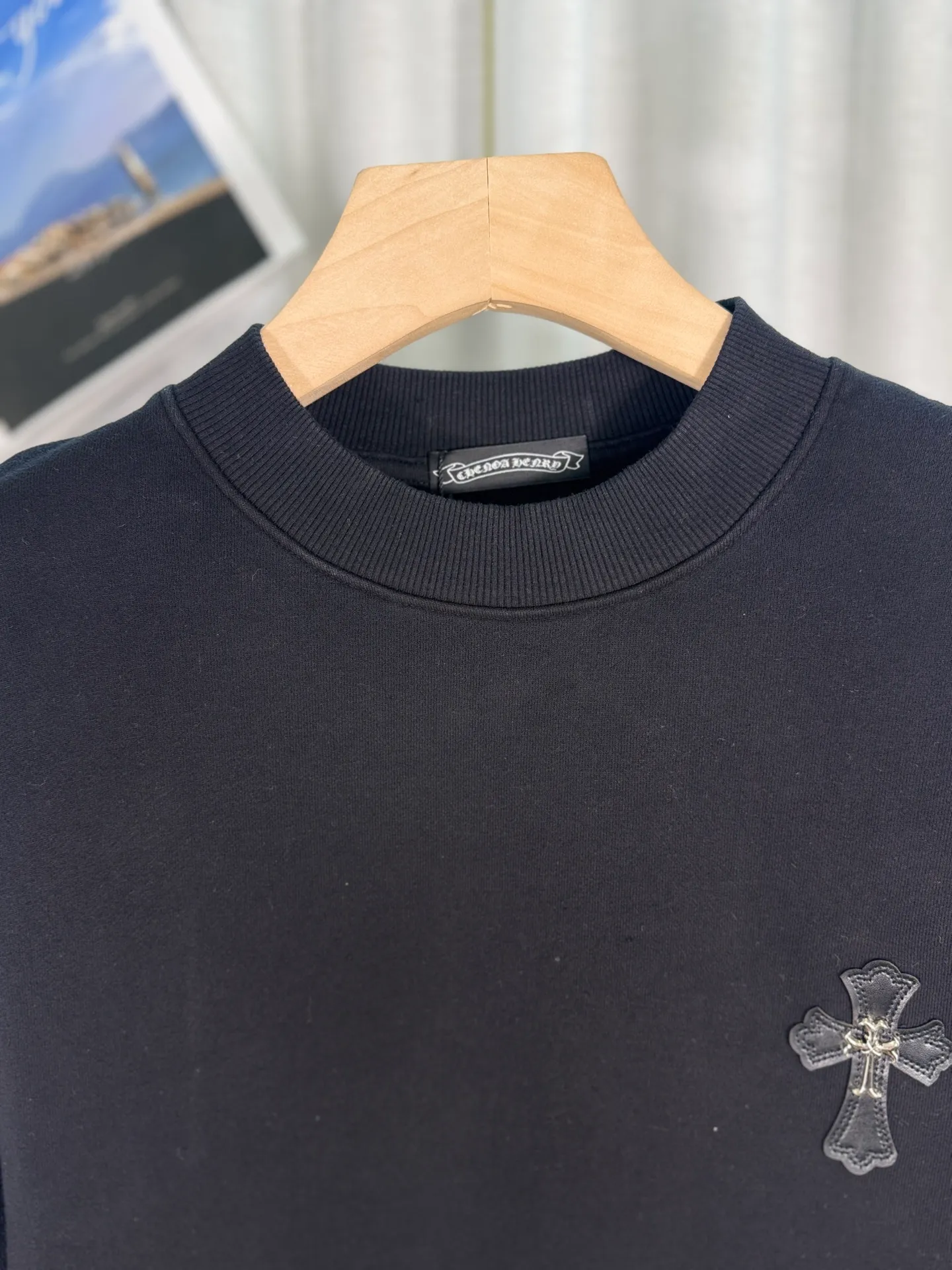 P260 top version, real shot without P, ​​different from market currency) 𝗖𝗵𝗿𝗼𝗺𝗲 𝗛𝗲𝗮𝗿𝘁𝘀/Cro Heart 2025 washed patch embroidery autumn and winter new original single counter American laser burnt 3D three-dimensional color embroidered couple casual sweatshirt 👑The highest version! Customized fabric 420g tripe terry fabric! American acid-washed and distressed original fabric laser burnt ✟appliqué embroidery and exquisite embroidery of letters! The best-selling model in the counter, very comfortable to wear. Accessories: original molded and authenticated collar label➕100% silk wash label. Genuine purchase-grade original hangtag➕matching hanging rope➕3D hanging beads➕original packaging bag. Craftsmanship: The original version has consistent wiring! The highest version of the armhole matching technique! Color: White Black Size: S M L XL Style No.: 9303